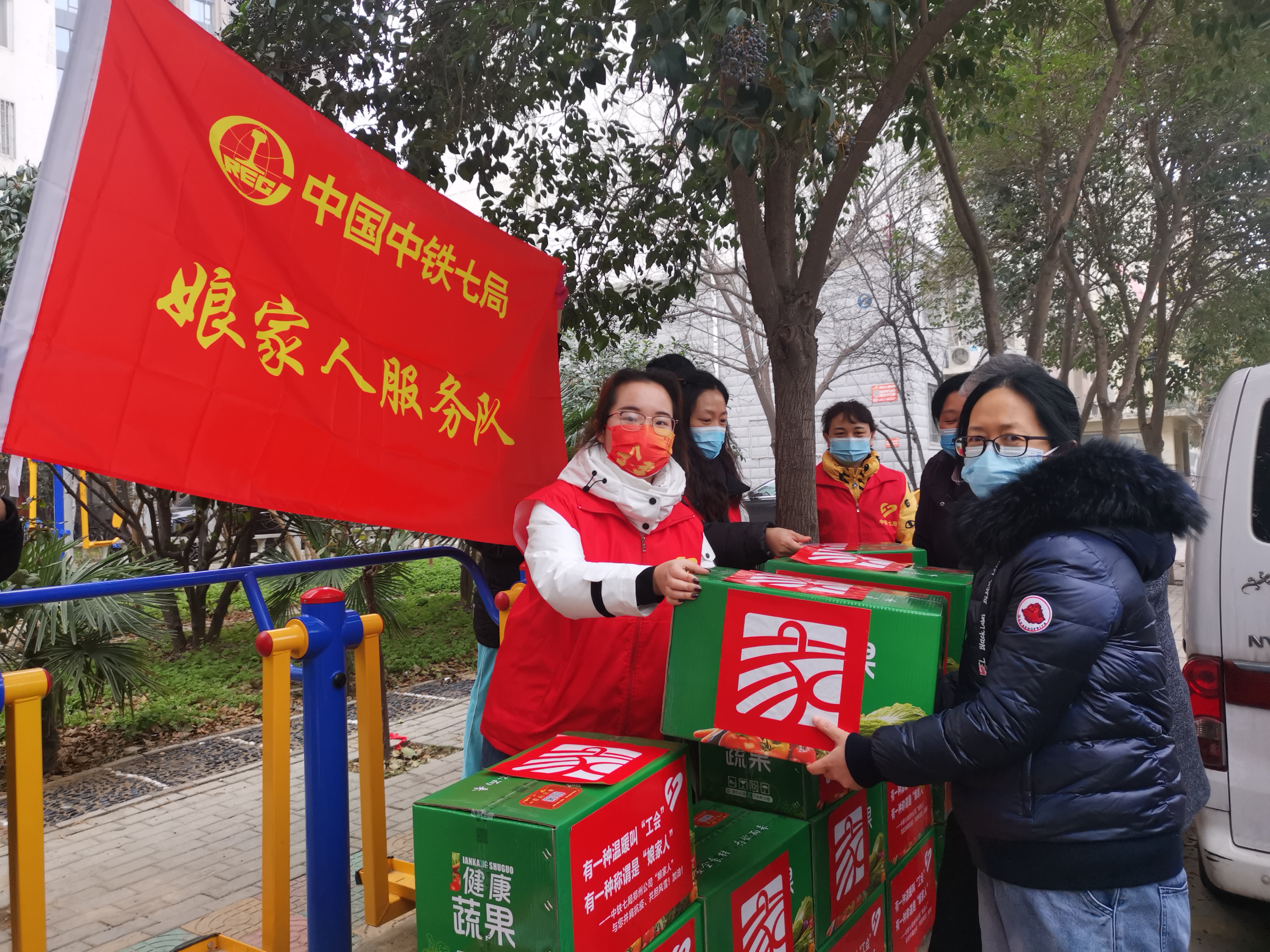 娘家人服务队上门送生活物资 (1).jpg 娘家人服务队上门送生活物资 (1).jpg