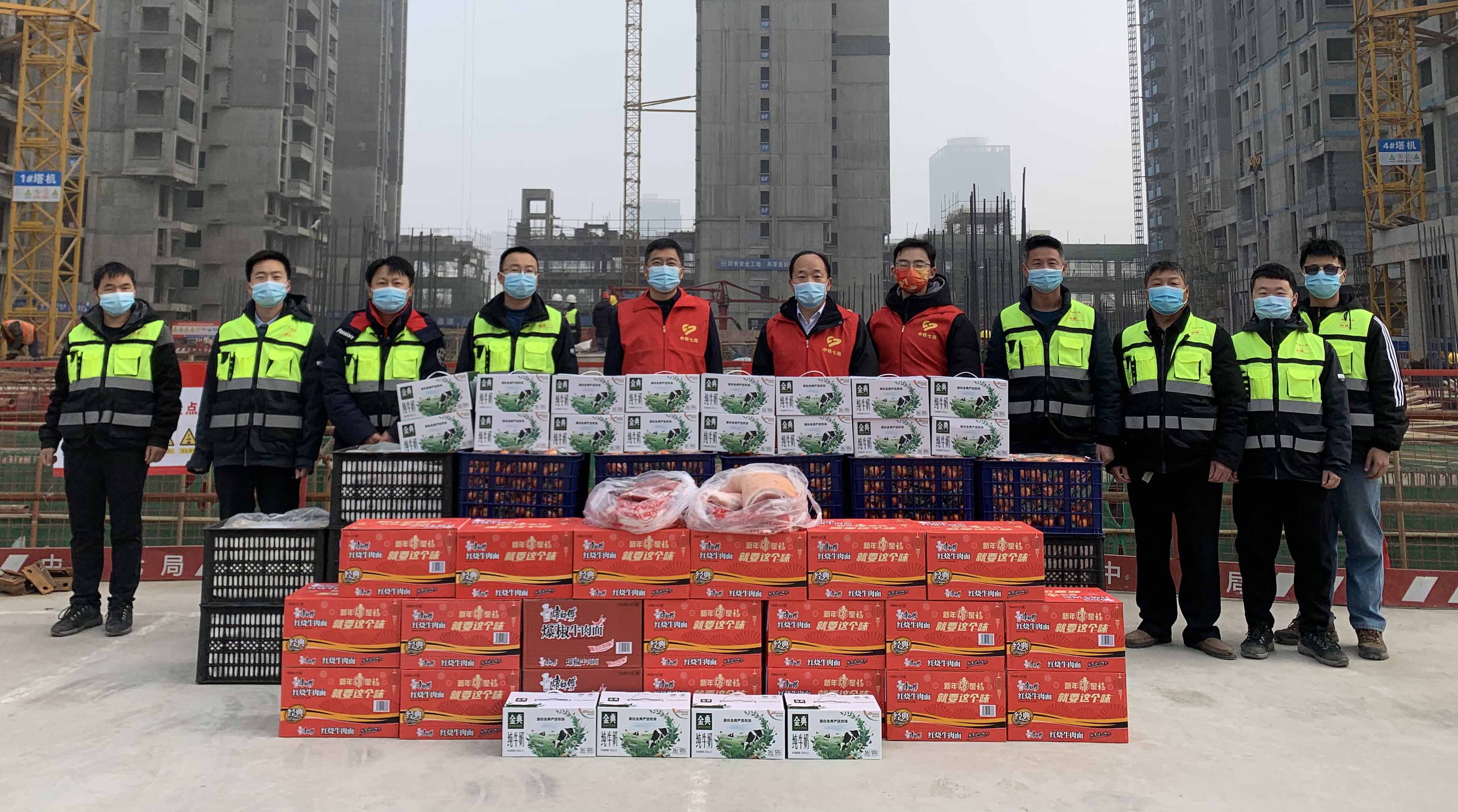 娘家人服务队关爱慰问项目一线职工 (1).jpg 娘家人服务队关爱慰问项目一线职工 (1).jpg